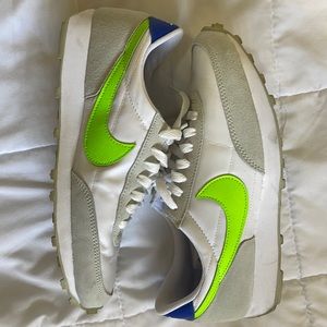 7.5 Nike waffle shoes in white/blue/green $50